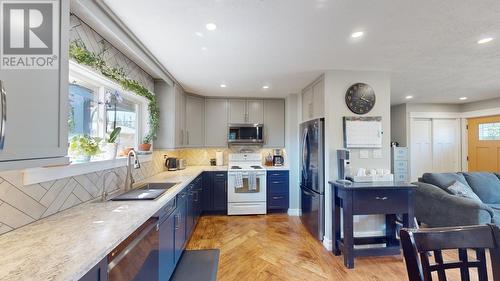 12237 Oak Avenue, Fort St. John, BC - Indoor Photo Showing Kitchen