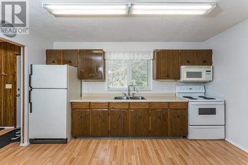 6934 Glenview Drive, Prince George, BC - Indoor Photo Showing Kitchen With Double Sink