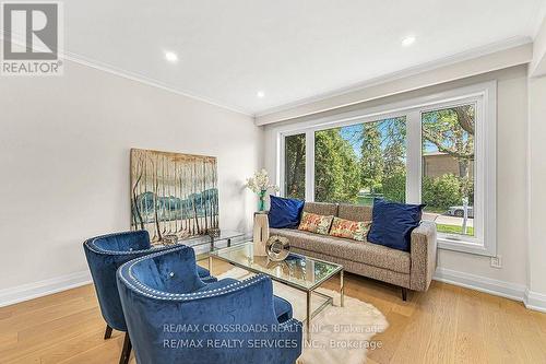 14 Slidell Crescent, Toronto (Parkwoods-Donalda), ON - Indoor Photo Showing Living Room