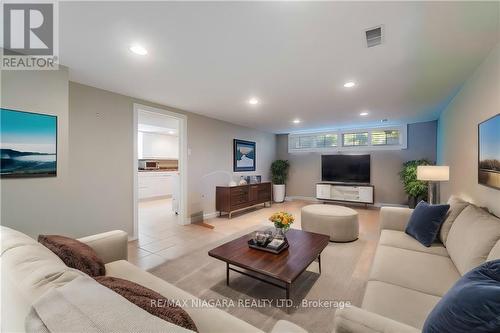 6950 Waterloo Drive, Niagara Falls, ON - Indoor Photo Showing Living Room