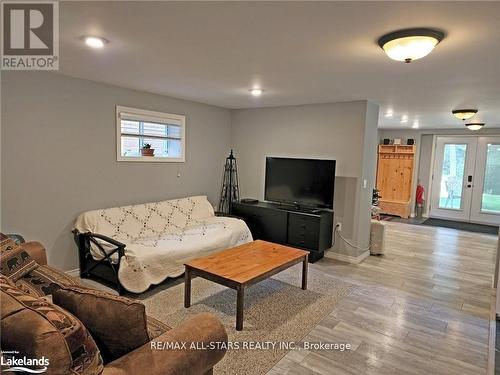 4945 Muskoka 117 Road, Lake Of Bays, ON - Indoor Photo Showing Living Room