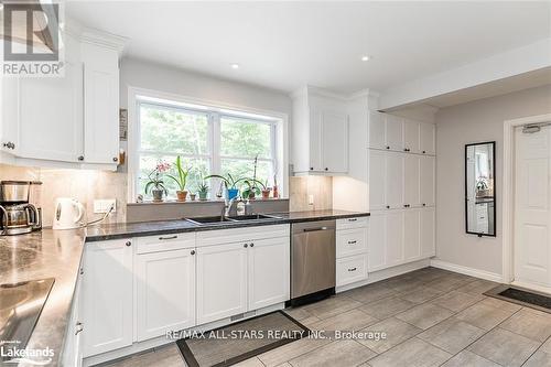 4945 Muskoka 117 Road, Lake Of Bays, ON - Indoor Photo Showing Kitchen With Double Sink