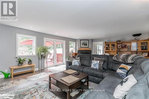 4945 Muskoka 117 Road, Lake Of Bays, ON - Indoor Photo Showing Living Room