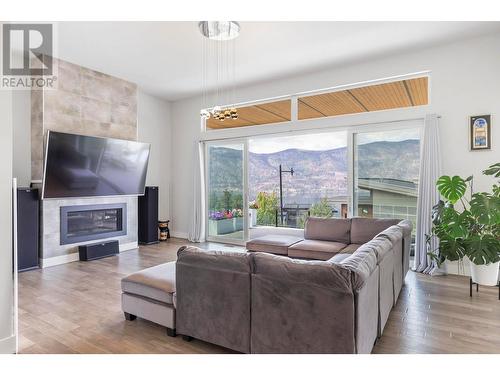 3567 Mckinley Beach Drive, Kelowna, BC - Indoor Photo Showing Living Room With Fireplace