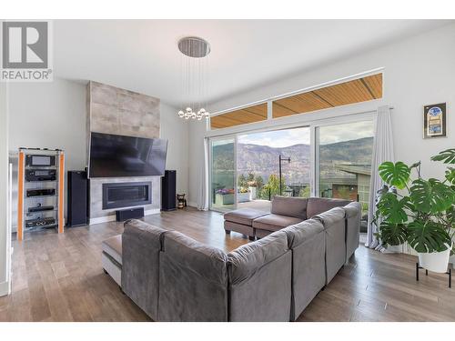 3567 Mckinley Beach Drive, Kelowna, BC - Indoor Photo Showing Living Room