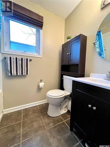 132 2Nd Avenue Se, Swift Current, SK - Indoor Photo Showing Bathroom