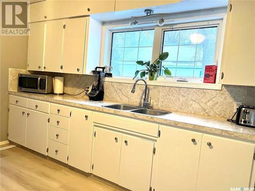 132 2Nd Avenue Se, Swift Current, SK - Indoor Photo Showing Kitchen With Double Sink