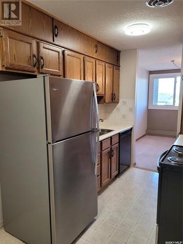 401 4545 Rae Street, Regina, SK - Indoor Photo Showing Kitchen