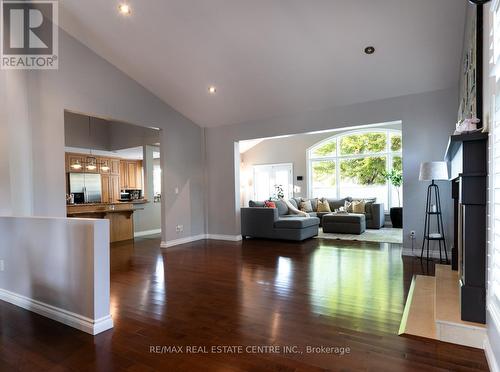 93 Creanona Boulevard, Hamilton (Winona Park), ON - Indoor Photo Showing Living Room