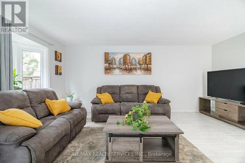 28 - 1675 Upper Gage Avenue, Hamilton, ON - Indoor Photo Showing Living Room