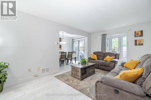 28 - 1675 Upper Gage Avenue, Hamilton, ON - Indoor Photo Showing Living Room