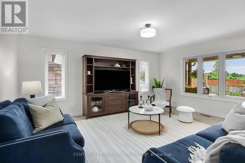 61 South Carriage Road, London, ON - Indoor Photo Showing Living Room