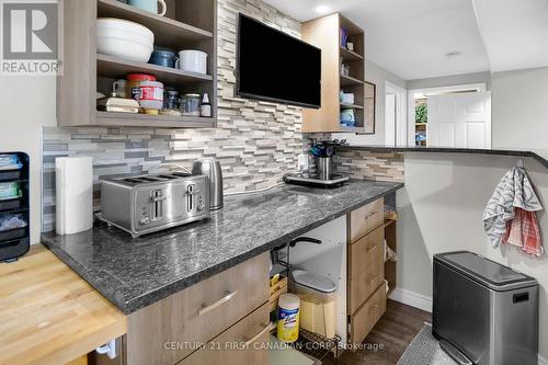 61 South Carriage Road, London, ON - Indoor Photo Showing Kitchen