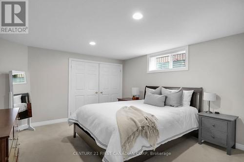 61 South Carriage Road, London, ON - Indoor Photo Showing Bedroom