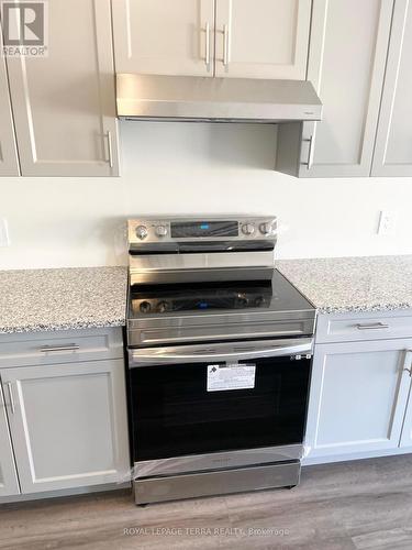 40 Faith Street, Cambridge, ON - Indoor Photo Showing Kitchen With Upgraded Kitchen