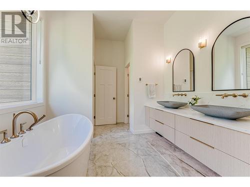 7859 Boulter Road, Vernon, BC - Indoor Photo Showing Bathroom