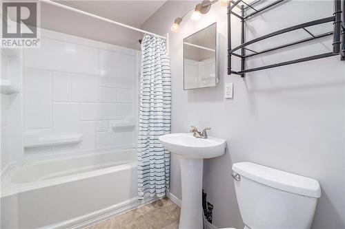 4 piece bath - 840 Stewart Boulevard, Brockville, ON - Indoor Photo Showing Bathroom