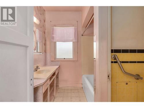 1754 Ethel Street, Kelowna, BC - Indoor Photo Showing Bathroom