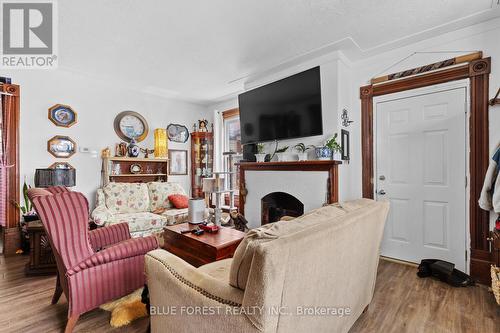 32 Talbot Street S, Norfolk (Simcoe), ON - Indoor Photo Showing Living Room With Fireplace