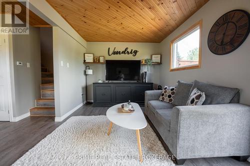 146 Simcoe Street, South Huron (Exeter), ON - Indoor Photo Showing Living Room