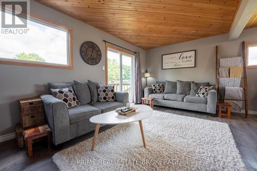 146 Simcoe Street, South Huron (Exeter), ON - Indoor Photo Showing Living Room