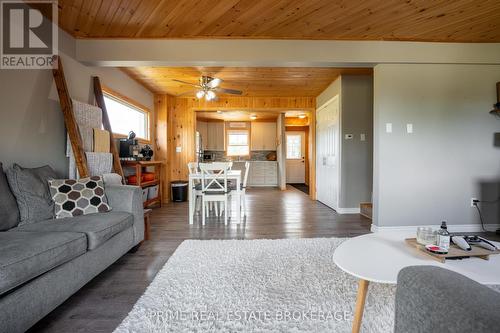 146 Simcoe Street, South Huron (Exeter), ON - Indoor Photo Showing Living Room