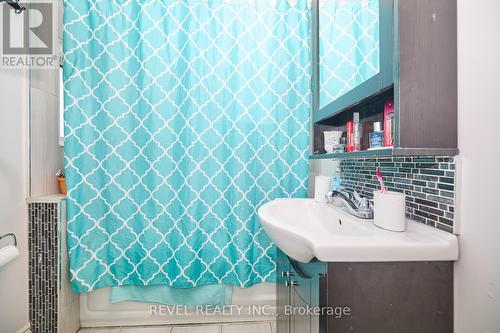 5215 Palmer Avenue, Niagara Falls, ON - Indoor Photo Showing Bathroom