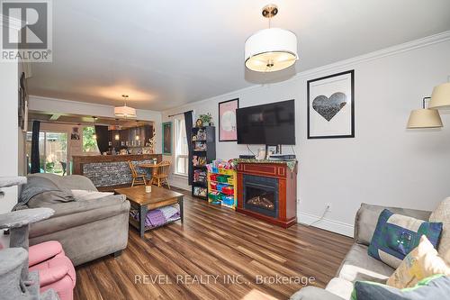 5215 Palmer Avenue, Niagara Falls, ON - Indoor Photo Showing Living Room With Fireplace