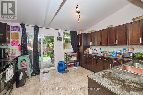 5215 Palmer Avenue, Niagara Falls, ON - Indoor Photo Showing Kitchen With Double Sink