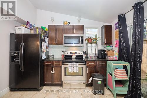 5215 Palmer Avenue, Niagara Falls, ON - Indoor Photo Showing Kitchen