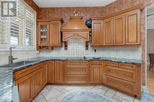 490 Shoreview, Windsor, ON - Indoor Photo Showing Kitchen