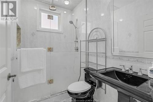 490 Shoreview, Windsor, ON - Indoor Photo Showing Bathroom