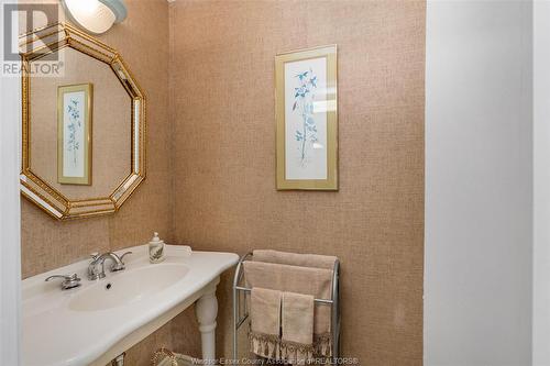 490 Shoreview, Windsor, ON - Indoor Photo Showing Bathroom