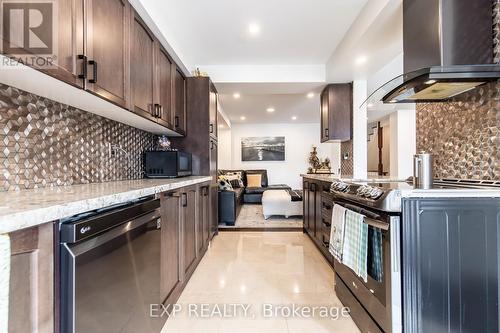 139 Edgewater Drive, Hamilton (Stoney Creek), ON - Indoor Photo Showing Kitchen With Upgraded Kitchen