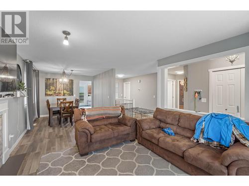 2341 Drummond Crt, Kamloops, BC - Indoor Photo Showing Living Room