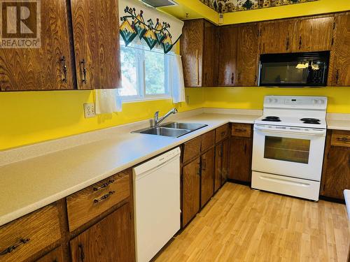 1015 N Eleventh Avenue, Williams Lake, BC - Indoor Photo Showing Kitchen With Double Sink