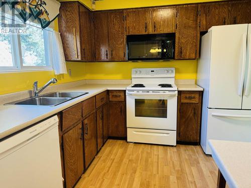 1015 N Eleventh Avenue, Williams Lake, BC - Indoor Photo Showing Kitchen With Double Sink