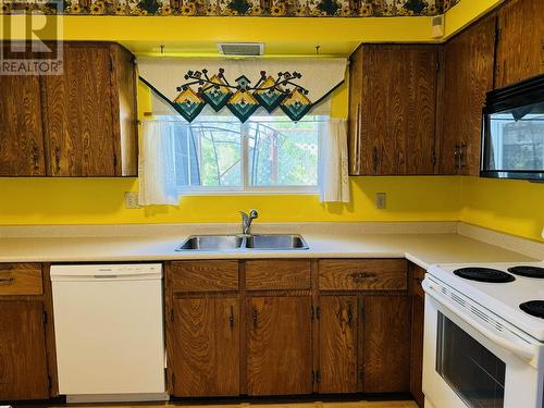 1015 N Eleventh Avenue, Williams Lake, BC - Indoor Photo Showing Kitchen With Double Sink