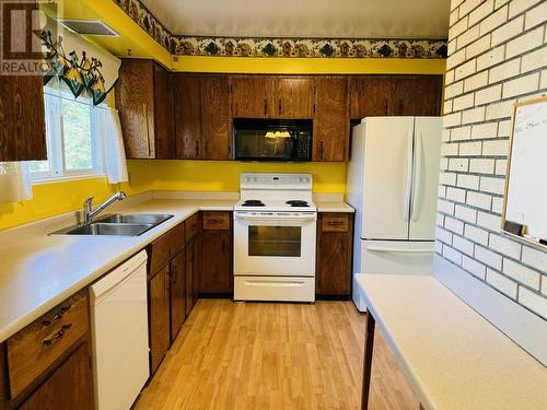 1015 N Eleventh Avenue, Williams Lake, BC - Indoor Photo Showing Kitchen With Double Sink