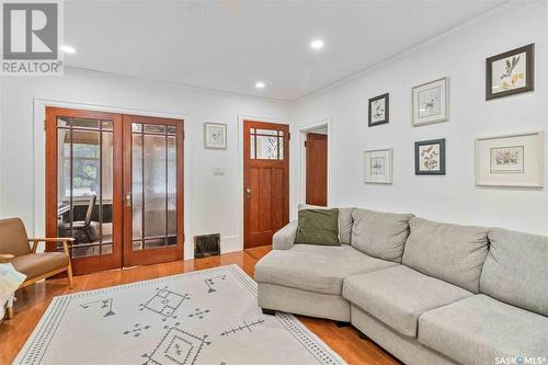 310 8Th Street E, Saskatoon, SK - Indoor Photo Showing Living Room