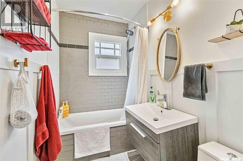 310 8Th Street E, Saskatoon, SK - Indoor Photo Showing Bathroom