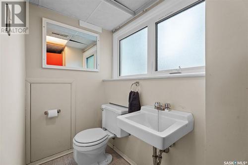 2521 Taylor Street E, Saskatoon, SK - Indoor Photo Showing Bathroom