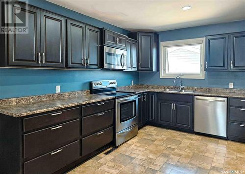 309 7Th Avenue W, Rosetown, SK - Indoor Photo Showing Kitchen With Double Sink