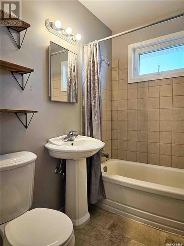 309 7Th Avenue W, Rosetown, SK - Indoor Photo Showing Bathroom