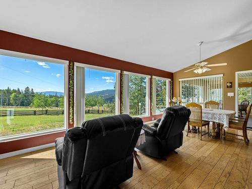 5120 Steffens Rd, Merritt, BC - Indoor Photo Showing Living Room