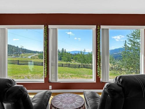 5120 Steffens Rd, Merritt, BC - Indoor Photo Showing Living Room