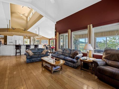 5120 Steffens Rd, Merritt, BC - Indoor Photo Showing Living Room