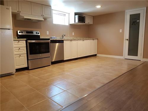 9 Seven Oaks Drive|Unit #B, Hamilton, ON - Indoor Photo Showing Kitchen