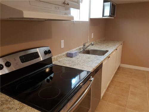 9 Seven Oaks Drive|Unit #B, Hamilton, ON - Indoor Photo Showing Kitchen