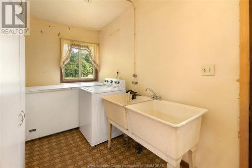 1561 Armanda Street, Windsor, ON - Indoor Photo Showing Laundry Room